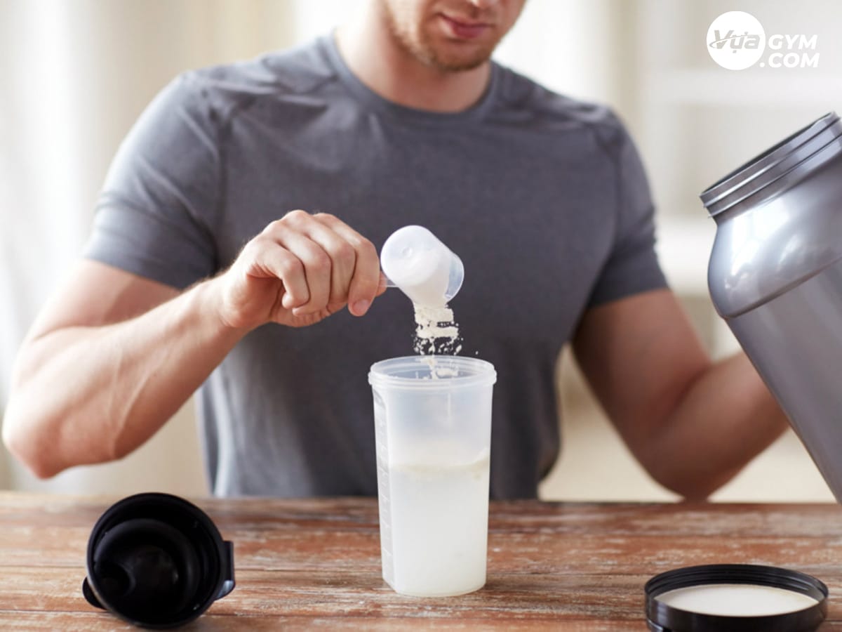 Whey Protein Isolate: Loại Whey Protein nào tốt nhất cho sức khỏe? - man adding scoop of protein